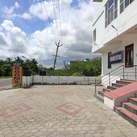 Subasree Cottage Tirunallar Buitenkant foto