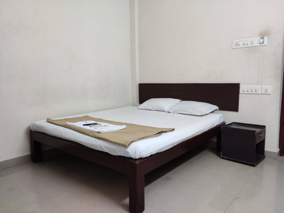 Subasree Cottage Tirunallar Buitenkant foto
