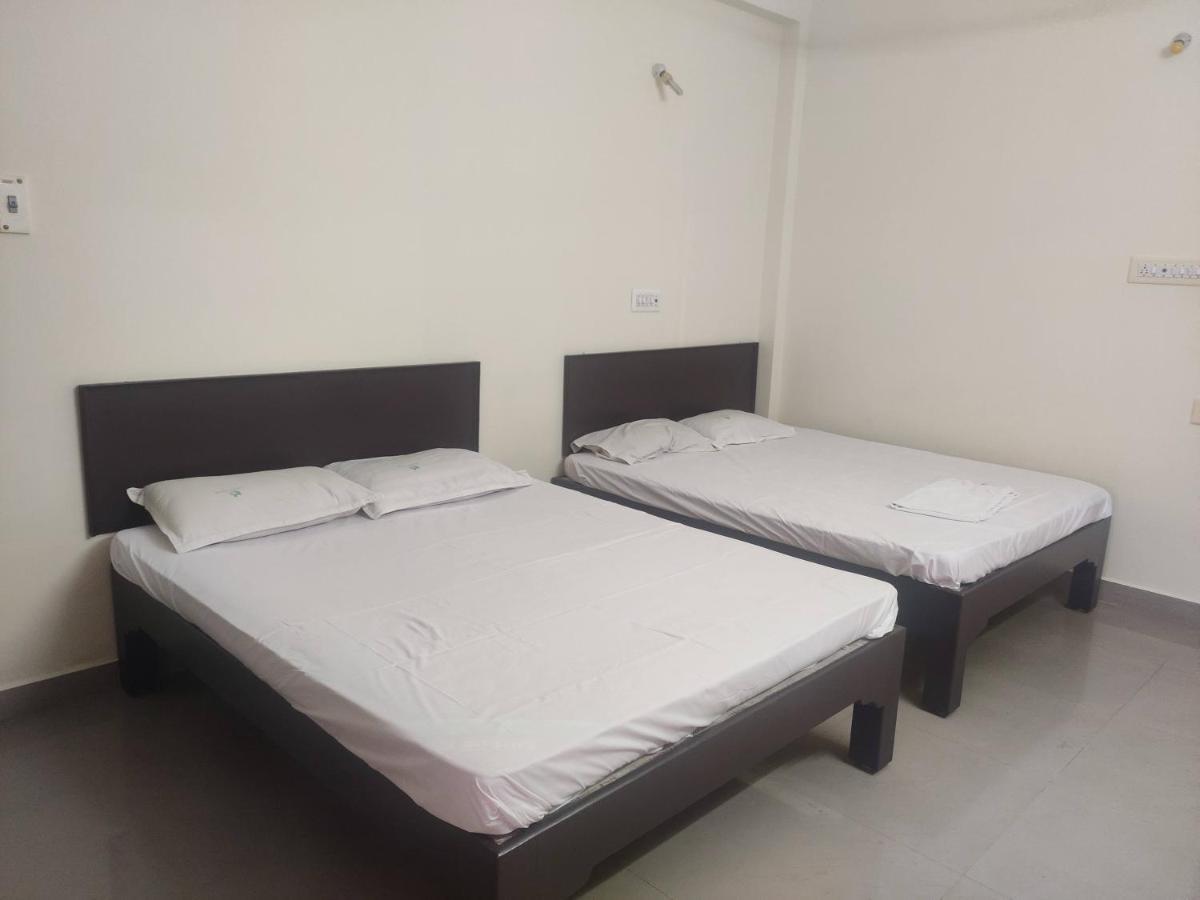 Subasree Cottage Tirunallar Buitenkant foto