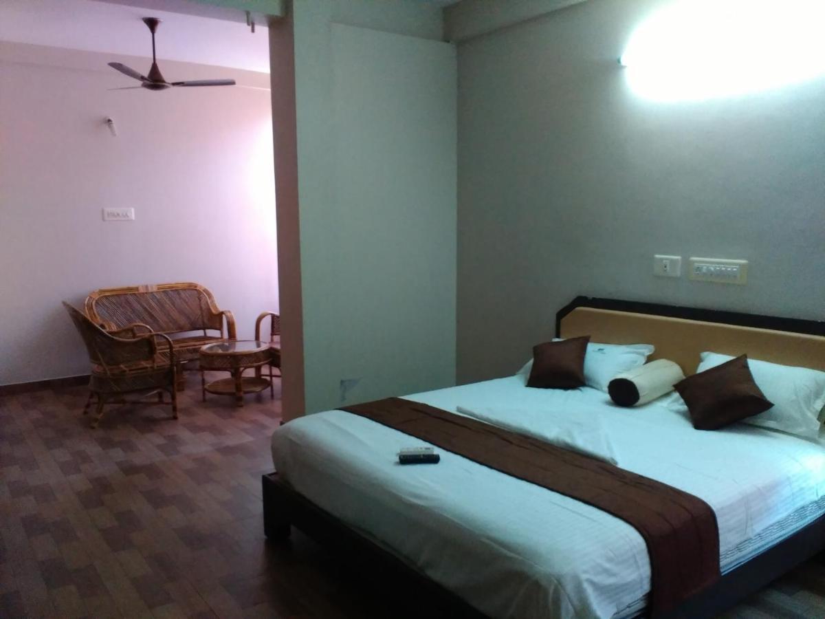 Subasree Cottage Tirunallar Buitenkant foto